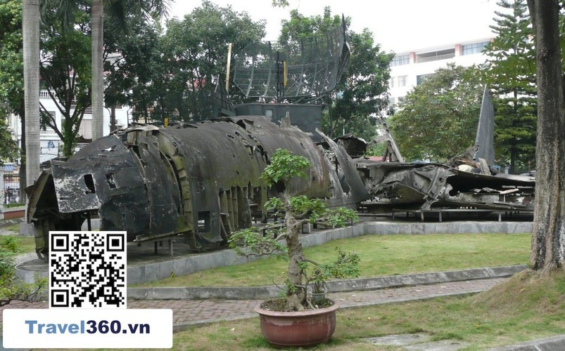 Sau hơn 40 năm của chiến dịch 12 ngày đêm năm 1972, những bí mật đã dần được hé lộ và chỉ khi đó, các chuyên gia của Không quân Mỹ mới chịu ngả mũ thán phục khả năng sáng tạo của bộ đội phòng không Việt Nam và thừa nhận những điểm yếu chí tử trong chiến lược của mình. Ảnh: Xác máy bay B-52 bị bắn rơi trên bầu trời Miền Bắc tháng 12/1972.