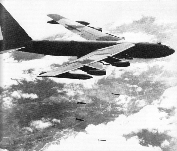 Như chiếc B-52D, lúc đầu mang 8 máy gây nhiễu, thì tới tháng 12/1972 đã có tới 15 máy gây nhiễu, 2 máy phóng nhiễu giấy bạc. Những chuyên gia quân sự Mỹ tự tin cho rằng, đối thủ lúc bấy giờ của B-52 không phải là tên lửa SAM-2 mà là máy bay MiG, bởi mọi bí mật về tính năng kỹ thuật của SAM-2 đã bị Mỹ khai thác triệt để ở Trung Đông từ trước. Ảnh: Máy bay ném bom B-52.