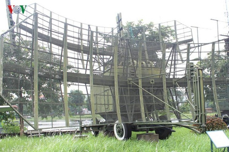 Điều đặc biệt là radar K8-60 có khả năng phân biệt B-52 với các loại máy bay cường kích, tiêm kích giả (tín hiệu nhiễu) B-52. Đó là do các đặc điểm riêng của tín hiệu phản xạ B-52 thu được trên K8-60. Ảnh: Radar cảnh giới của đại đội 45, trung đoàn 291 – đơn vị phát hiện tốp B-52 đầu tiên vào đánh Hà Nội.
