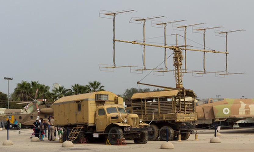 Năm 1969, đến lượt 1 hệ thống radar cảnh giới P-12 của Ai Cập bị rơi vào tay Israel, toàn bộ kết quả phân tích được chuyển giao cho Mỹ. Như vậy đến năm 1970, các loại radar phòng không chủ yếu của QĐND Việt Nam đều đã bị đối phương "bắt bài" và Mỹ đã chế tạo ra các thiết bị gây nhiễu rất hiệu quả. Ảnh: Đài P-12 bị thu giữ đang được trưng bày tại bảo tàng quân sự của Israel.