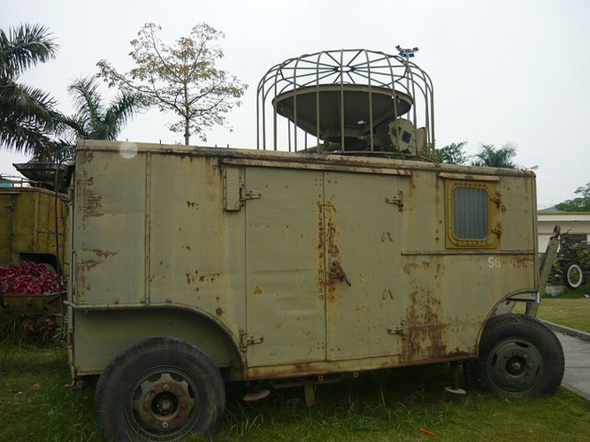 Với phát hiện trên, chúng ta đã ghép phần tử mục tiêu của radar K8-60 làm việc ở dải sóng 3cm với đài điều khiển SAM-2. Tháng 11/1971, bộ khí tài đầu tiên được chế tạo thành công và được đặt tên là KX. Ảnh: Radar K8-60.