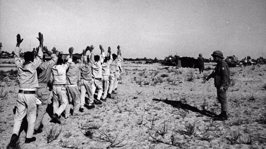 Năm 1965, hệ thống phòng không SAM-2 (S-75) được Liên Xô bán cho Ai Cập và Syria để chống lại không quân Israel. Trong cuộc chiến tranh 6 ngày (5 đến 11/6/1967) giữa Liên quân Ai Cập - Syria với Israel, quân đội Ai Cập không chịu nổi đòn tấn công của các binh đoàn thiết giáp Israel nên đã tháo chạy khỏi sa mạc Sinai. Ảnh: Lính Ai Cập bị Israel bắt sống trên bán đảo Sinai.