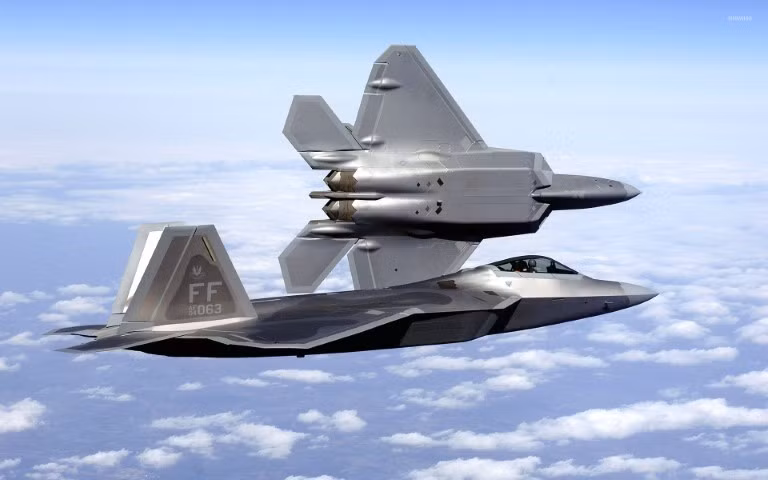 Ra đời từ năm 2005, tới nay tiêm kích tàng hình F-22 Raptor của Mỹ đã bước qua tuổi 17. Dù mang trong mình những công nghệ từ thập niên 90 của thế kỷ trước, Mỹ vẫn không đồng ý xuất khẩu loại chiến đấu cơ này cho đồng minh.