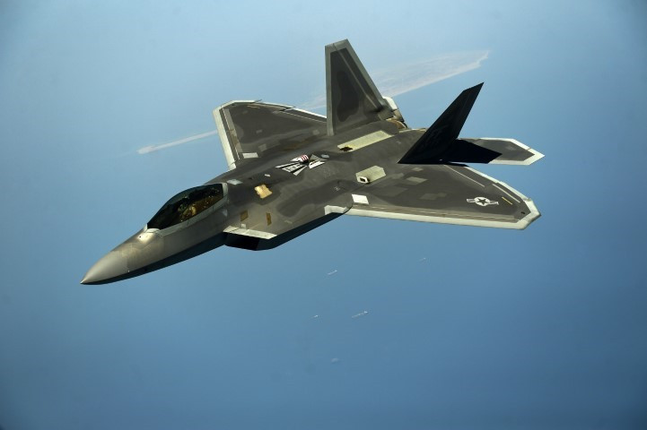 Đơn giản là vì, chiến đấu cơ F-22 Raptor không được thiết kế để xuất khẩu. Nó mang trong mình nhiều công nghệ bí mật tới nỗi, 17 năm kể từ khi ra đời, các công nghệ của F-22 Raptor vẫn xa lạ với hầu hết các quốc gia trên thế giới.