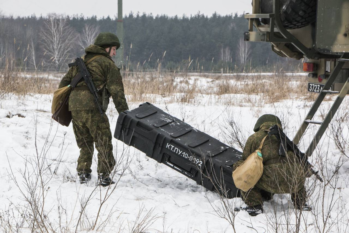 Chưa kể tới việc, quân đội Nga đã chuyển sang sử dụng chiến thuật mới, không còn đưa quân hành tiến dàn trải trên một tiền tuyến rộng lớn, mà thay vào đó chỉ tập trung tác chiến trong một khu vực hẹp nhất định - điều này giúp hiệu quả của tác chiến điện tử được tăng lên rất nhiều lần.