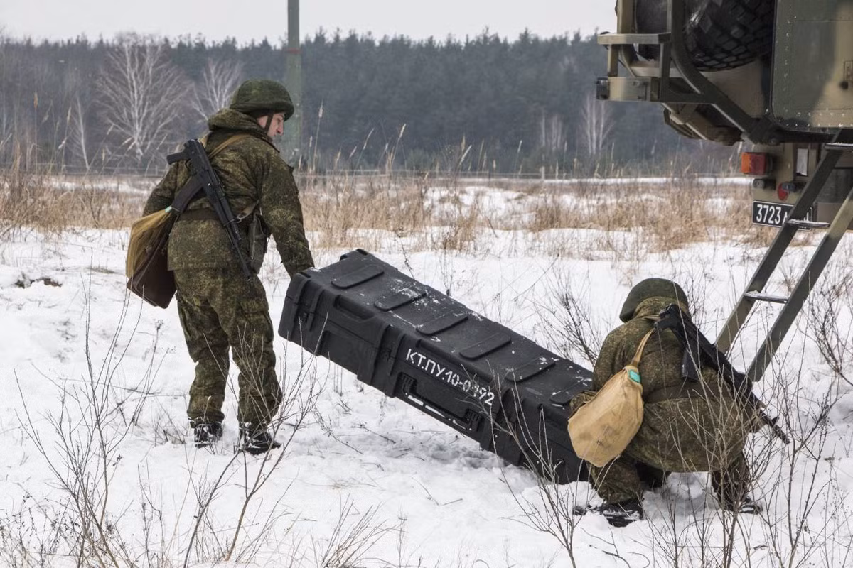 Chưa kể tới việc, quân đội Nga đã chuyển sang sử dụng chiến thuật mới, không còn đưa quân hành tiến dàn trải trên một tiền tuyến rộng lớn, mà thay vào đó chỉ tập trung tác chiến trong một khu vực hẹp nhất định - điều này giúp hiệu quả của tác chiến điện tử được tăng lên rất nhiều lần.