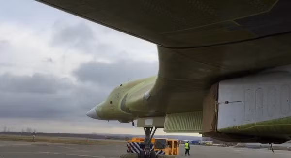 Vũ khí chính của Tu-160 là hai bệ phóng dạng ổ quay có thể chứa tới 12 tên lửa hành trình Kh-101 tầm bắn 1.500-2.500 km hoặc tên lửa hạt nhân Kh-15 tầm bắn 300 km.