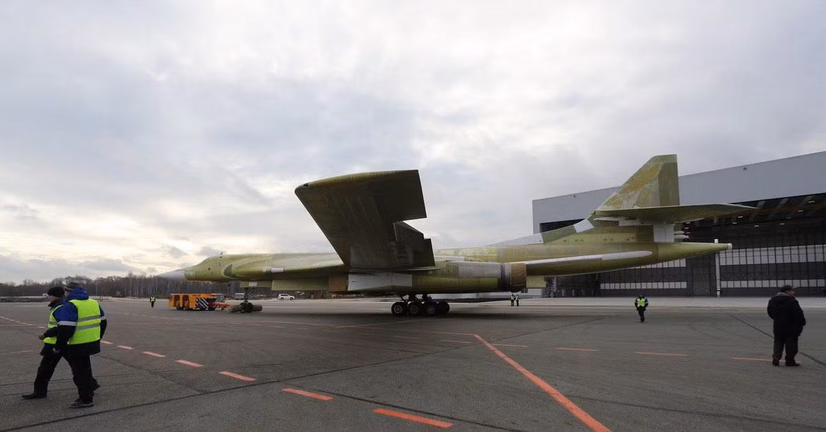 Nó được đặt biệt danh "Thiên nga trắng" nhờ lớp sơn có khả năng phản xạ tia phóng xạ và khả năng cơ động hiếm có đối với máy bay ném bom.