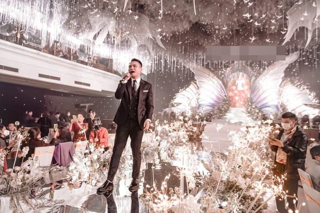 Sao hang A chang ngai hat dam cuoi: Cat-xe ai dinh chop?