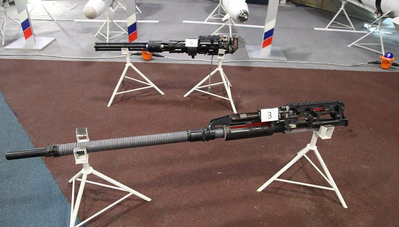 Để không chiến tầm gần Su-27 trang bị 1 pháo tự hành GSh-301 cỡ nòng 30mm với 150 viên đạn, để không chiến tầm xa, loại chiến đấu cơ này sẽ sử dụng các tên lửa khác nhau treo ở thân và trên hai cánh.