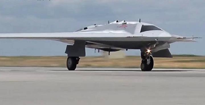 Mặc dù vậy, thiết kế đặt động cơ bên trong lớp vỏ tàng hình của máy bay cũng có điểm yếu chí tử, đó là nó sẽ khiến máy bay khó cơ động hơn khi bay ở tốc độ cao.