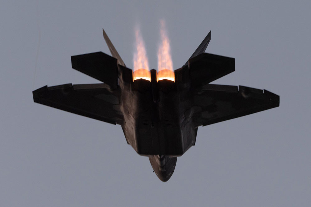 Tiêm kích F-22 Raptor của Mỹ từng được coi là "chuẩn mực" của tiêm kích tàng hình thế hệ 5, với việc động cơ được đặt hoàn toàn vào bên trong lớp vỏ tàng hình của máy bay.