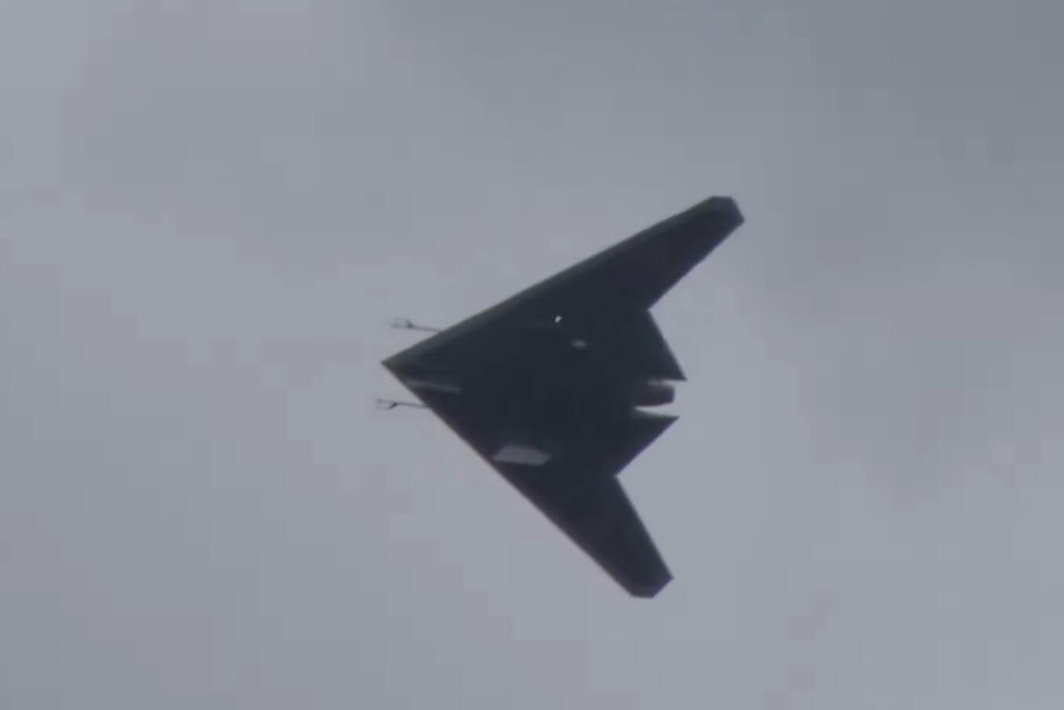 Trước đó, phiên bản cũ của S-70 Okhotnik có hệ thống động cơ đặt hoàn toàn bên ngoài máy bay, cho phép nó có khả năng cơ động cực cao với động cơ lực đẩy vector 2.5D hoặc thậm chí là 3D..