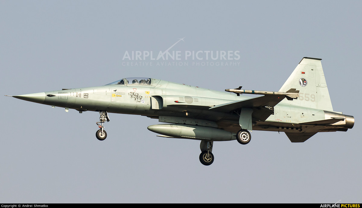 Truyền thông Hàn Quốc cho biết, kể từ năm 2000 tới nay, đã có tổng cộng 12 chiếc tiêm kích F-5 của nước này gặp tai nạn trong quá trình vận hành.