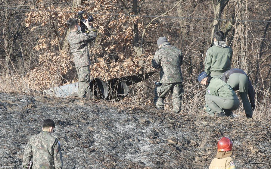 Danh tính của người phi công không được công khai, Không quân Hàn Quốc cho biết phi công này có hàm Đại úy - nghĩa là đã có kinh nghiệm bay khá dày dặn.