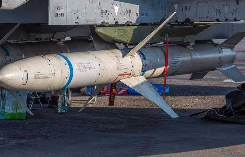 Ngoài ra, các chuyên gia của tạp chí quốc phòng Ukraine cho biết, tên lửa AGM-88 HARM được ra đời để phóng từ máy bay, việc phóng loại tên lửa này từ mặt đất, sẽ cần chỉnh sửa lại hoàn toàn thiết kế của nó - thậm chí biến AGM-88 thành một loại vũ khí hoàn toàn khác.