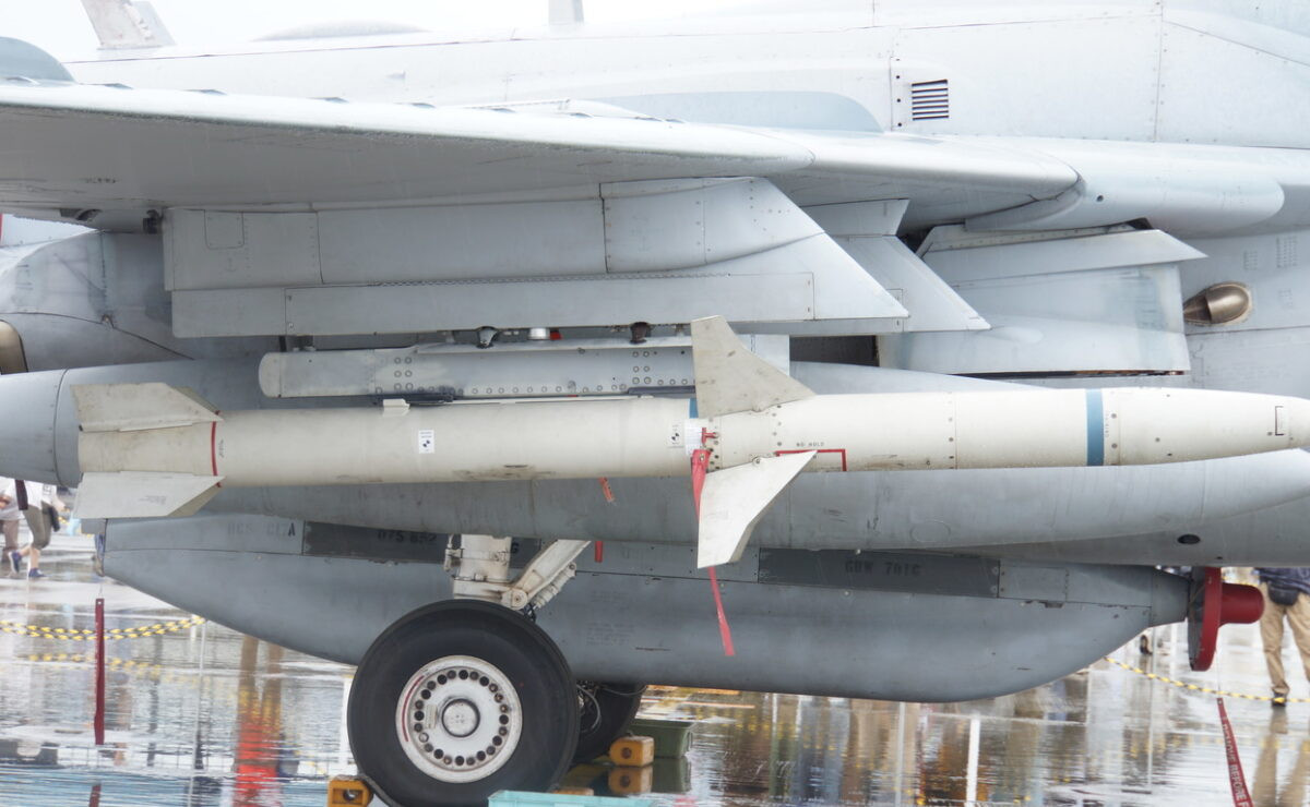 Việc phóng từ mặt đất - nghĩa là tốc độ phóng tên lửa ban đầu sẽ bằng 0, cao độ cũng bằng 0, đòi hỏi tên lửa phải mang theo một lượng lớn nhiên liệu để đạt tốc độ và độ cao như thiết kế.