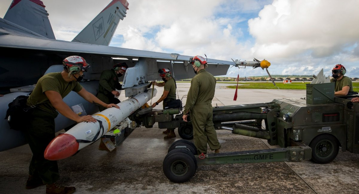 Sải cánh của AGM-88 HARM rộng tới 1.08 mét và ở những phiên bản hiện tại của loại tên lửa này, cánh thân của nó không có khả năng gập lại - nghĩa là gần như không thể phóng đi được từ tổ hợp HIMARS.