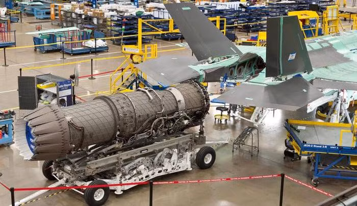 "Chúng tôi xác nhận nam châm này không truyền thông tin hoặc gây tổn hại đến tính toàn vẹn của máy bay, không có rủi ro về hiệu suất, chất lượng, an toàn hoặc bảo mật liên quan đến vấn đề này và các hoạt động bay của phi đội F-35 sẽ tiếp tục như bình thường", phát ngôn viên Bộ Quốc phòng Russ Goemaere nói.