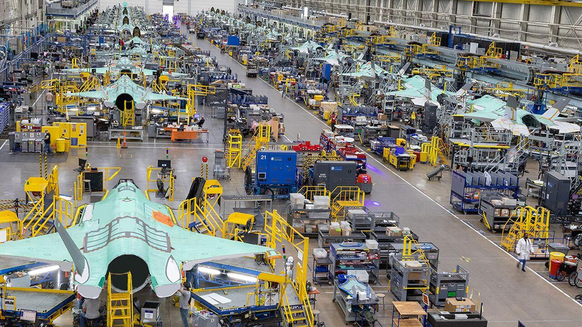 Tiêm kích F-35 được Tập đoàn Lockheed Martin của Mỹ sản xuất từ năm 2006 và cho đến nay khoảng 1.000 máy bay đã xuất xưởng, điều này cho thấy nó được đánh giá rất cao trên phạm vi toàn thế giới, bất chấp những lời chê bai từ phía đối thủ.