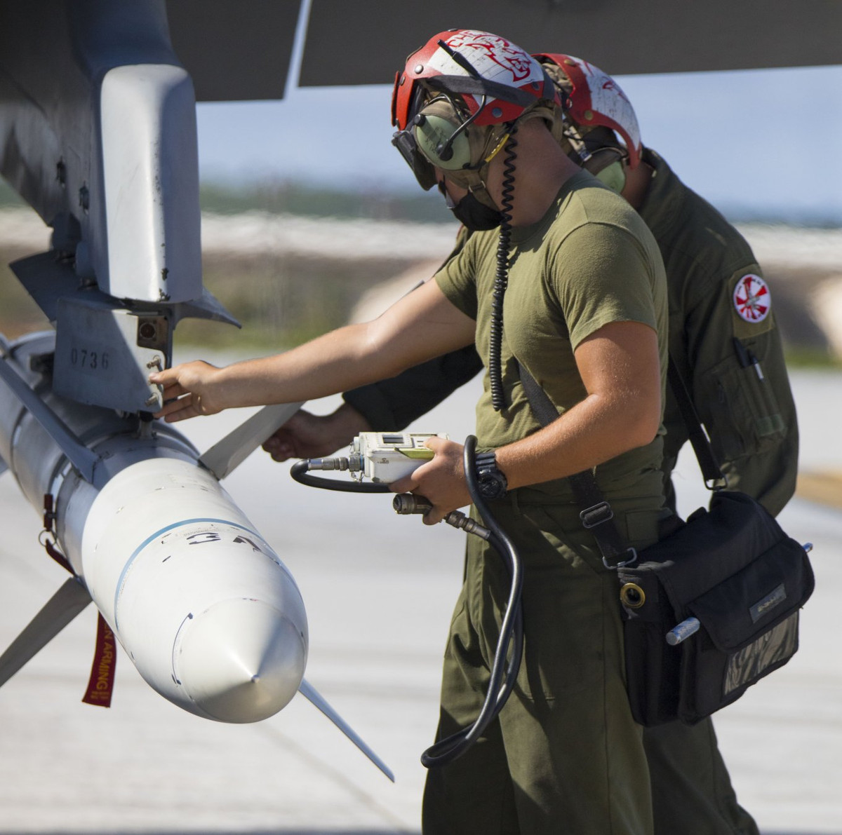 Chưa kể tới việc, một tài liệu mới được Mỹ giải mật cho biết, các tổ hợp phóng HIMARS có khả năng tương thích với một loại tên lửa chống bức xạ. Dù không nêu đích danh tên mã của loại tên lửa chống bức xạ này, nhiều người vẫn tin rằng đó là AGM-88 HARM phiên bản phóng từ mặt đất.