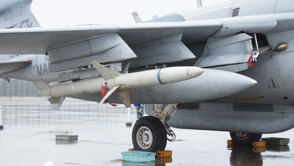 Vậy nên, việc tên lửa AGM-88 xuất hiện ở Ukraine, khiến Nga và cả thế giới phải đặt câu hỏi, rằng Kiev sử dụng loại phương tiện gì để phóng AGM-88, khi mà loại tên lửa này chỉ có thể phóng đi từ các tiêm kích Mỹ.