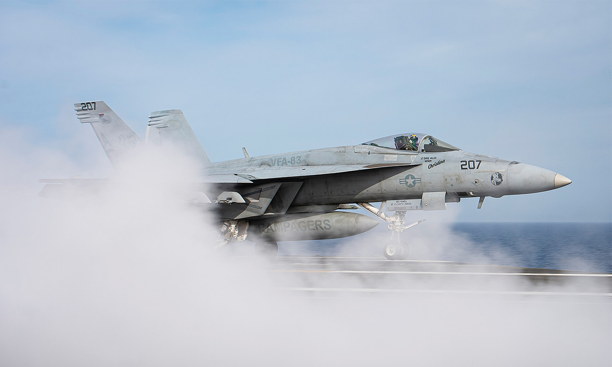 Ở thời điểm hiện tại, phần lớn các tàu sân bay của Mỹ vẫn sử dụng tiêm kích F-18 như loại chiến đấu cơ chính. Ngoài ra, ưu thế về giá vận hành rẻ và quy trình bảo trì được tối ưu, sẽ giúp F-18 tiếp tục phục vụ tốt lực lượng này thêm hàng chục năm nữa, trước khi chúng chắc chắn phải về hưu do quá già.