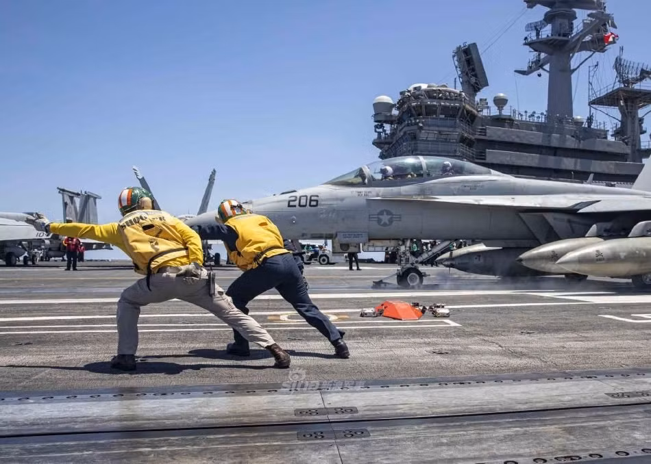 Có giá giao động trong khoảng từ 29 triệu cho tới 69 triệu USD cho mỗi chiếc (tuỳ cấu hình và thời điểm), các chiến đấu cơ F-18 kể từ khi ra đời, đã được sản xuất bởi ba hãng chế tạo máy bay nổi tiếng nhất nước Mỹ.