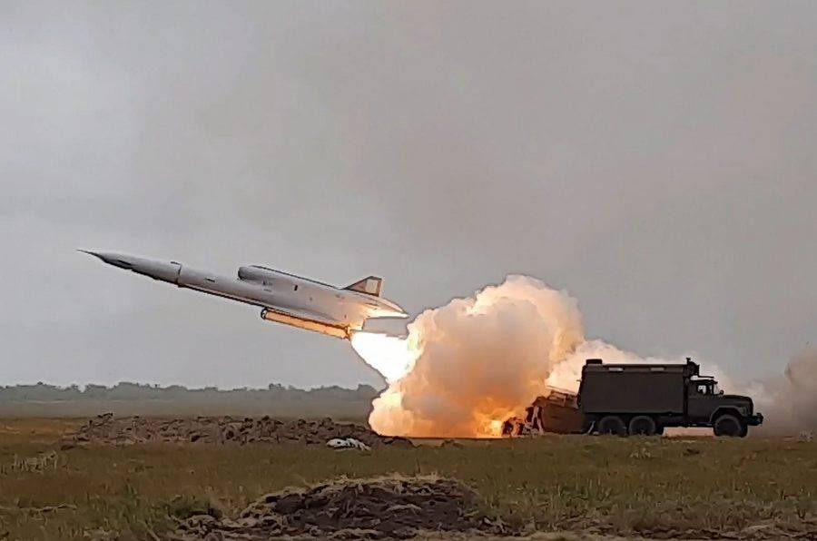 Trong điều kiện này, cách thực hiện dẫn hướng đơn giản nhất sẽ là định vị vệ tinh thông thường, cho phép bắn trúng các vật thể đứng yên với tọa độ đã biết trước. Nhưng độ chính xác của nó không cho phép tiêu diệt các vật thể quân sự cơ động cao.