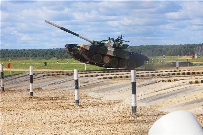 Cũng nên nhớ rằng, sân thi đấu của Tank Biathlon là cực kỳ khắc nghiệt, với những địa hình phức tạp nối tiếp nhau. Việc chiếc T-72B3 có thể "chịu đựng" được đường đua tại giải đấu này, cũng cho thấy khả năng bền bỉ và sức chịu đựng đáng ngạc nhiên của chúng.