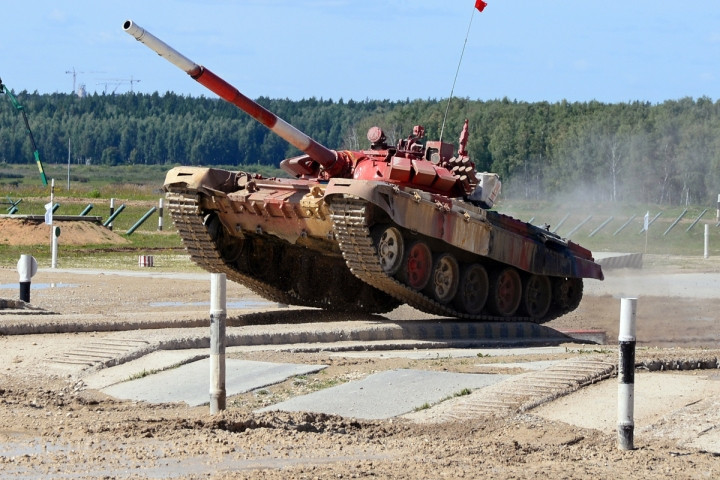 Thiết kế của xe được thu gọn với việc lược bỏ bớt vị trí nạp đạn viên, thay vào đó là hệ thống nạp đạn tự động bằng máy, cho phép tối ưu hoá kích thước tổng thể của xe, nhưng không gian bên trong vẫn đủ rộng rãi cho kíp lái xoay sở.