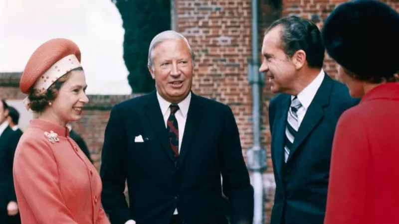 Nữ hoàng với Edward Heath, Richard Nixon và Pat Nixon tại Chequers năm 1970. Edward Heath giữ chức Thủ tướng Anh nhiệm kỳ 1970 - 1974.