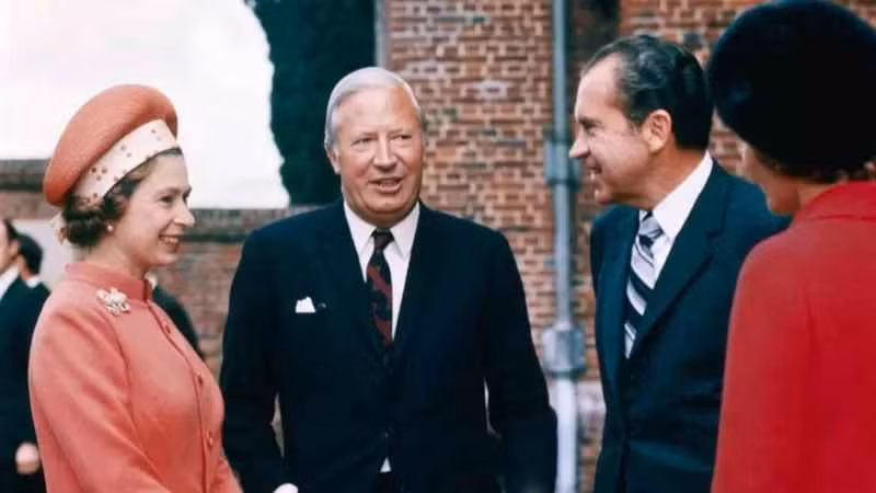 Nữ hoàng với Edward Heath, Richard Nixon và Pat Nixon tại Chequers năm 1970. Edward Heath giữ chức Thủ tướng Anh nhiệm kỳ 1970 - 1974.