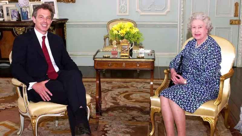 Nữ hoàng Elizabeth II chụp ảnh với Tony Blair tại Cung điện Buckingham vào năm 2002. Ông Tony Blair giữ cương vị Thủ tướng Anh từ năm 1997 tới năm 2007.
