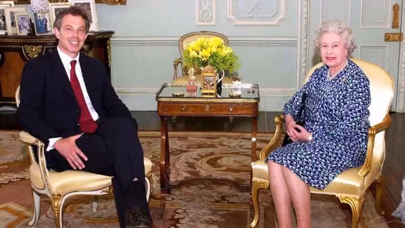 Nữ hoàng Elizabeth II chụp ảnh với Tony Blair tại Cung điện Buckingham vào năm 2002. Ông Tony Blair giữ cương vị Thủ tướng Anh từ năm 1997 tới năm 2007.