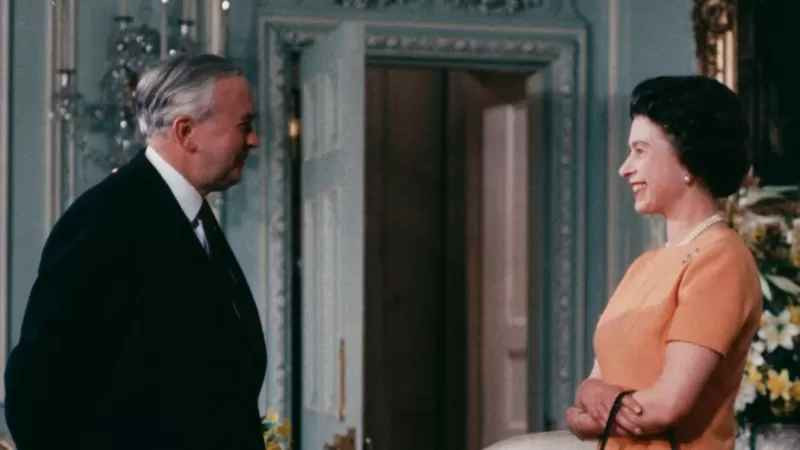 Harold Wilson - Thủ tướng Anh giai đoạn từ 1964 tới 1970 trò chuyện cùng Nữ hoàng Elizabeth II. Ảnh chụp năm 1969.