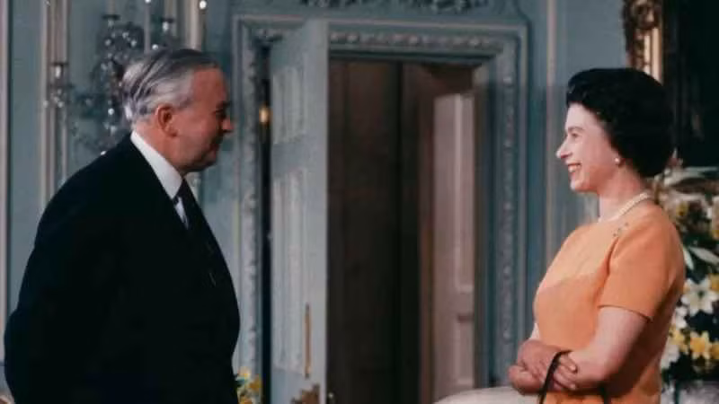 Harold Wilson - Thủ tướng Anh giai đoạn từ 1964 tới 1970 trò chuyện cùng Nữ hoàng Elizabeth II. Ảnh chụp năm 1969.