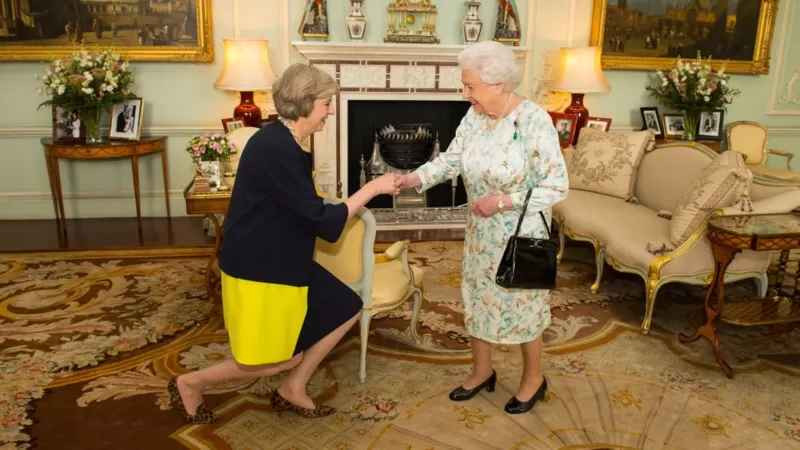 Theresa May tới Cung điện Buckingham khi bà trở thành thủ tướng năm 2016. Nhiệm kỳ của bà May kéo dài từ năm 2016 tới năm 2019.