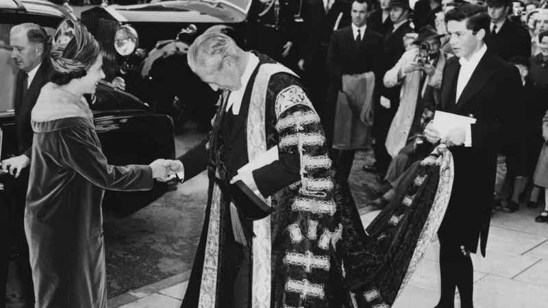 Harold Macmillan, người cũng từng là hiệu trưởng Đại học Oxford, chào mừng Nữ hoàng Elizabeth II đến thăm trường vào năm 1960. Nhiệm kỳ của Thủ tướng Macmillan kéo dài từ năm 1957 tới năm 1963.