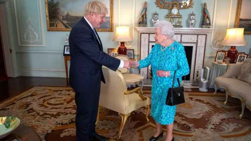 Thủ tướng Boris Johnson diện kiến Nữ hoàng Elizabeth II tại Điện Buckingham năm 2019. Ông Johnson giữ cương vị Thủ tướng Anh từ năm 2019 tới năm 2022.