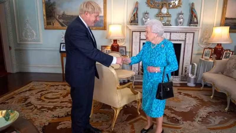 Thủ tướng Boris Johnson diện kiến Nữ hoàng Elizabeth II tại Điện Buckingham năm 2019. Ông Johnson giữ cương vị Thủ tướng Anh từ năm 2019 tới năm 2022.