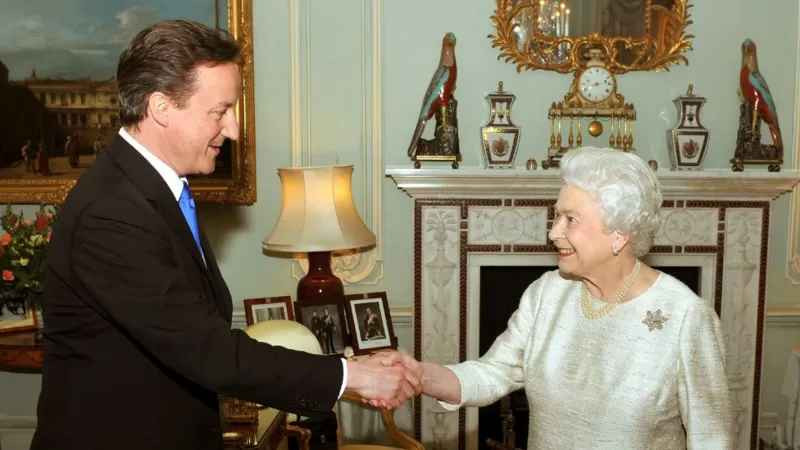 Thủ tướng David Cameron diện kiến Nữ hoàng Elizabeth II vào đầu năm 2010. Ông David Cameron giữ cương vị Thủ tướng Anh giai đoạn 2010 - 2016.