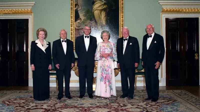 Nữ hoàng cùng với John Major, thứ ba từ bìa trái, và các cựu thủ tướng Margaret Thatcher, Harold Wilson, Edward Heath và James Callaghan. John Major giữ cương vị Thủ tướng Anh từ năm 1990 tới năm 1997.