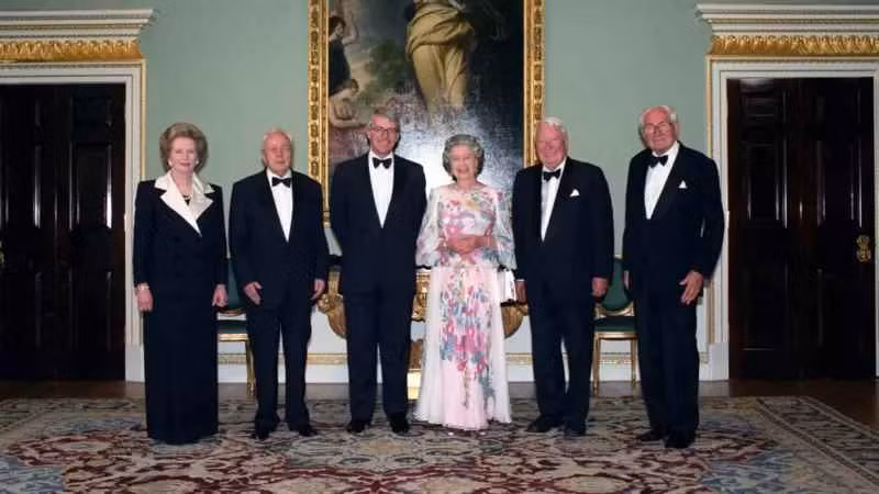 Nữ hoàng cùng với John Major, thứ ba từ bìa trái, và các cựu thủ tướng Margaret Thatcher, Harold Wilson, Edward Heath và James Callaghan. John Major giữ cương vị Thủ tướng Anh từ năm 1990 tới năm 1997.