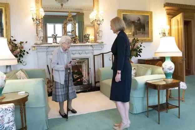 Khác với truyền thống, bà Liz Truss đã diện kiến Nữ hoàng Elizabeth II tại Lâu đài Balmoral ở Scotland - thay vì ở Điện Buckingham. Bà Liz Truss nhận chức Thủ tướng Anh từ ngày 6/9/2022. Ảnh: PA/Getty.