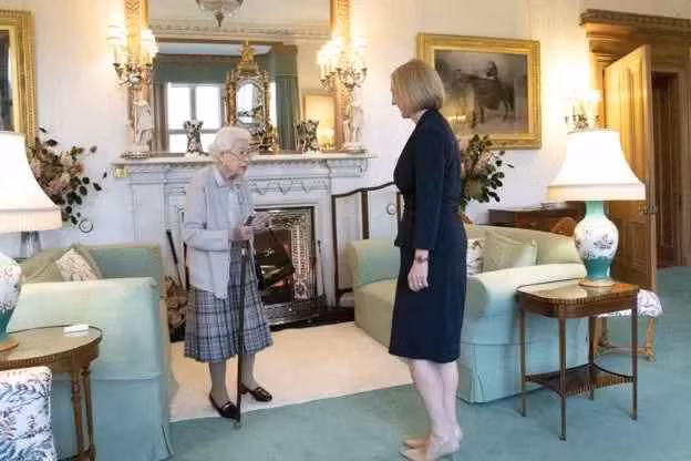 Khác với truyền thống, bà Liz Truss đã diện kiến Nữ hoàng Elizabeth II tại Lâu đài Balmoral ở Scotland - thay vì ở Điện Buckingham. Bà Liz Truss nhận chức Thủ tướng Anh từ ngày 6/9/2022. Ảnh: PA/Getty.