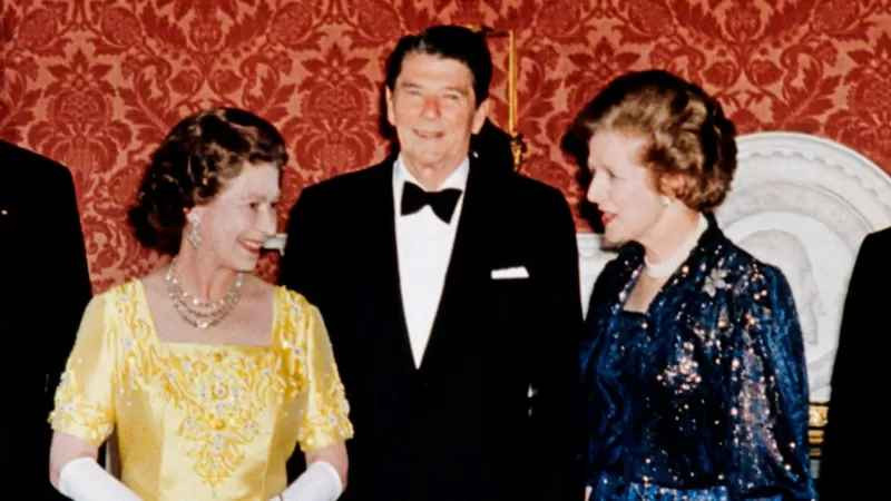 Nữ hoàng với Margaret Thatcher và Ronald Reagan tại Cung điện Buckingham, ảnh chụp năm 1984. Margaret Thatcher hay còn có biệt danh "Bà Đầm Thép" giữ cương vị Thủ tướng Anh từ năm 1979 tới năm 1990.