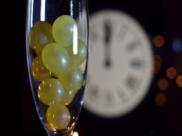 Người Tây Ban Nha lại nổi tiếng với rượu vang và trong lễ hội mừng năm mới, mỗi người sẽ dành cho mình 12 trái nho, tượng trưng cho 12 tháng trong năm và được coi là thứ có thể mang lại may mắn.