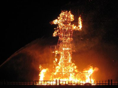 Tại Ecuador, lễ hội đốt hình nộm khổng lồ sẽ diễn ra vào đúng đêm giao thừa. Từ chính trị gia cho tới ngôi sao truyền hình, tất cả đều được dựng thành hình nộm khổng lồ sau đó bốc cháy giữa đêm giao thừa.