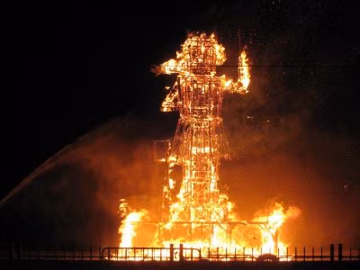 Tại Ecuador, lễ hội đốt hình nộm khổng lồ sẽ diễn ra vào đúng đêm giao thừa. Từ chính trị gia cho tới ngôi sao truyền hình, tất cả đều được dựng thành hình nộm khổng lồ sau đó bốc cháy giữa đêm giao thừa.